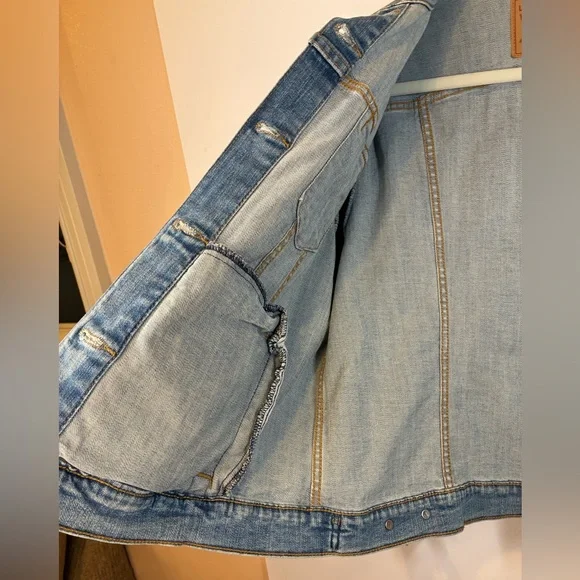 Levi's Light Wash Denim Trucker Jacket Women’s XL Cropped Button Front Classic - Picture 11 of 14
